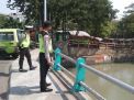 Polsek Pabean Cantikan Pantau Debit Air di Sungai Kalimas, Deteksi Dini Potensi Banjir