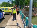 Pantau Debit Air di Sungai Kalimas, Polsek Pabean Cantikan Antisipasi Banjir