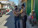 Cegah Curanmor, Babinkamtibmas Krembangan Utara Beri Bantuan Kunci Ganda Untuk Pengendara Sepeda Motor
