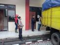 Babinkamtibmas Tambak Wedi Kawal Pendistribusian Logistik Pilwali Dari PPK Kenjeran