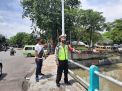 Personil Polsek Pabean Cantikan Pantau Debit Air, Antisipasi Potensi Banjir