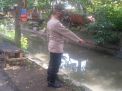 Polsek Semampir Lakukan Pemantauan Debit Air di Sungai Pegirian, Antisipasi Banjir