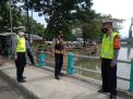 Personil Polsek Pabean Cantikan Lakukan Pemantauan Debit Air di Sungai Kalimas, Antisipasi Musibah Banjir