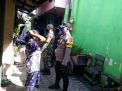 Personil Polsek Asemrowo Bagikan Masker Gratis Kepada Warga Pemukiman