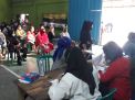 Polsek Asemrowo Amankan Pembagian Bantuan Sembako Dari Pemerintah