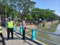 Polsek Pabean Cantikan Pantau Debit Air di Sungai Kalimas, Antisipasi Potensi Musibah Banjir