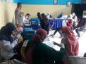 Personil Polsek Asemrowo Kawal Vaksinasi di Tambak Dalam