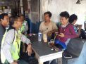 Polsek Asemrowo Titip Pesan Anti Miras ke Pengunjung Warkop Margomulyo