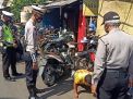 Polsek Asemrowo Gelar Operasi Penertiban Masker di Pasar Loak