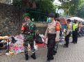 Polsek Krembangan Gelar Operasi Penertiban Masker di Pasar Kalianak Bersama Koramil