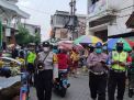 Barsama Koramil, Polsek Krembangan Lakukan Operasi Masker di Pasar Kalianak