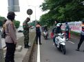 Wakapolsek Kenjeran Pimpin Personil Gabungan Lakukan Operasi Penertiban Masker di Akses Tol Suramadu