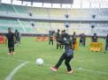 Kapolres Tanjung Perak Ikut Berlaga Dalam Pertandingan Sepak Bola Memeriahkan HUT Kota Surabaya