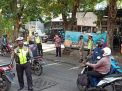 Kanit Lantas Polsek Asemrowo Pimpin Pelaksanaan Operasi Masker di Depan Kantor Kecamatan