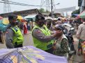 Polsek Krembangan Gelar Operasi Penertiban Masker Bareng Anggota TNI di Pasar Kalianak