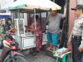 Babinkamtibmas Sidotopo Wetan Himbau Pedagang Tidak Berjualan di Trotoar