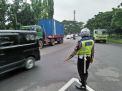 Satlantas Polres Tanjung Perak Lakukan Pengaturan Sore. Lancarkan Kepulangan Pekerja