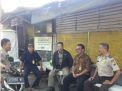 Babinkamtibmas Kenjeran Cangkrukan Bersama Tomas, Sampaikan Pesan Siskamling & SPKT Door To Door