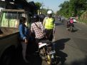 Satlantas Polres Tanjung Perak Tindak Pelanggar Kasat Mata di Jalan Karang Tembok