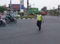 Unit Lantas Polsek Krembangan Lakukan Pengaturan Sore, Bantu Kepulangan Pekerja