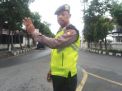 Unit Lantas Polsek Krembangan Lakukan Pengaturan Sore Bantu Kepulangan Pekerja