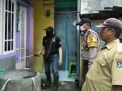 Babinkamtibmas Nyamplungan Bersama Babinsa & Kelurahan Lakukan Penyemprotan Disinfektan