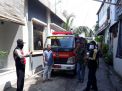 Babinkamtibmas Bulak Dampingi Petugas Damkar Bagikan Air Disinfektan Ke Warga Bogorame Selatan