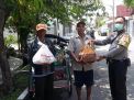 Babinkamtibmas Perak Barat Beri Bantuan Sembako Dari Kapolres Tanjung Perak  Untuk Penarik Becak