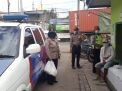 Polsek Krembangan Bagikan Nasi Bungkus Gratis Untuk Warga Morokrembangan
