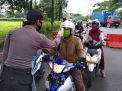Polsek Krembangan Lakukan Cek Suhu Badan Pengendara Sepeda Motor di Pospam Laksda M Nasir