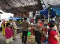 Babinkamtibmas Ujung Kawal Penertiban Masker di Pasar Jati Purwo