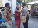 Babinkamtibmas Krembangan Utara, Bagi-Bagi Masker Untuk Warga Jalan Layar