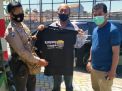 Kapolsek Asemrowo Bagikan Kaos Untuk Tim Relawan Kampung Tangguh Genting Kalianak