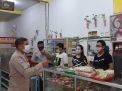 Babinkamtibmas Perak Barat Sampaikan Pesan Cegah Penyebaran Covid-19 di Malam Tahun Baru Ke Pemilik Cafe & Mini Market
