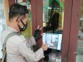 Babinkamtibmas Tambak Sarioso Lakukan Penempelan Brosur Saber Pungli