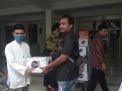 Satres Narkoba Polres Tanjung Perak Berikan Bantuan Air Mineral Untuk Takjil Berbuka di Masjid Mujahidin