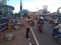 Cegah Kemacetan & Antisipasi Laka, Personil Polsek Semampir Lakukan Pengaturan Sore di Jalan Karang Tembok