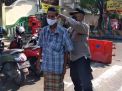 Panit Binmas Polsek Semampir Bagikan Masker Gratis Kepada Masyarakat di Wisata Ampel
