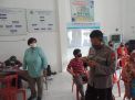 Personil Polsek Krembangan Kawal Vaksinasi Untuk Lansia di Tambak Asri