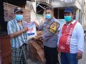Babinkamtibmas Ujung Bagikan Bantuan Beras Untuk Warga