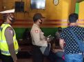 Disiplinkan Masyarakat, Polsek Asemrowo Gencar Lakukan Penertiban Masker di Warkop
