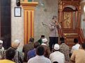 Kapolsek Asemrowo Berikan Tauziah Kenakalan Remaja di Masjid, Sekaligus Bagi-Bagi Masker