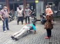 Kapolsek Asemrowo Pimpin Razia Masker di Depan Mako Bersama Instansi Samping