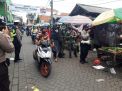 Polsek Krembangan Gelar Operasi Penertiban Masker Bareng Koramil di Pasar Kalianak