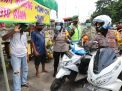 Kapolres Tanjung Perak Sosialisasikan Aturan Jam Malam & Bagi-Bagi Masker Ke Pedagang Warung