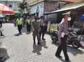 Polsek Krembangan Lakukan Operasi Penertiban Masker di Pasar Kalianak Bareng Koramil
