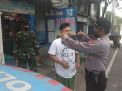 Polsek Krembangan Bersama Koramil Bagikan Masker Gratis Kepada Pengguna Jalan