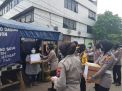 Kapolres Tanjung Perak Dampingi Pakor Polwan Bagikan Santunan & Paket Sembako Ke Masyarakat Sekitar Mako