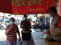 Wakapolsek Kenjeran Pimpin Bagi-Bagi Masker di Pasar Raharjo Bulak Banteng
