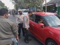 Kapolsek Asemrowo Pimpin Pelaksanaan Operasi Penertiban Masker Gabungan di Jalan Dupak Rukun